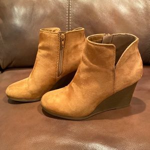 Soda booties in a tan suede size 7